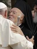 il-papa-abbraccia-ad-assisi-il-patriarca-bartolomeo